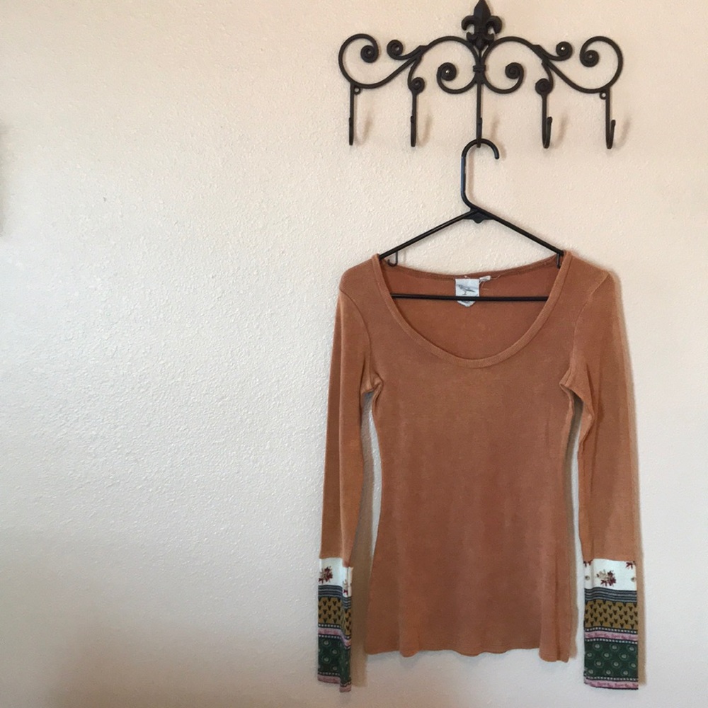 Buckle thermal with decorative sleeves.